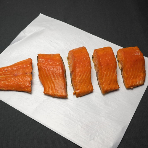 Hele zijde warmgerookte zalm in 5 moten - huisgerookt